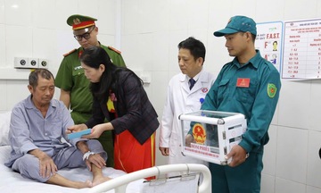 Quảng Ninh: Hòm phiếu lưu động được chuyển tới người bệnh và y, bác sĩ