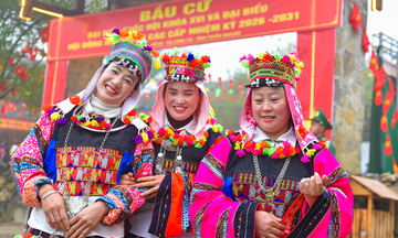 Chùm ảnh: Ngày hội bầu cử rực rỡ sắc màu dân tộc dưới chân cột cờ Lũng Cú