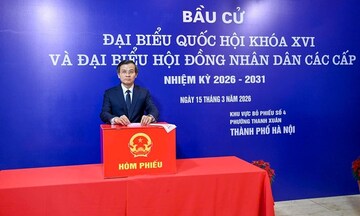Hà Nội: Cử tri phường Thanh Xuân tự hào cầm lá phiếu gửi trọn niềm tin