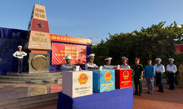 Cử tri Trường Sa cùng cử tri cả nước tham gia ngày hội non sông