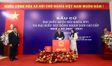 Thủ tướng Chính phủ Phạm Minh Chính bỏ phiếu bầu cử tại phường Tây Hồ