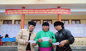 Cử tri Lũng Cú đội mưa tham gia bầu cử