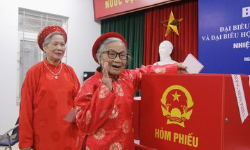 Tự hào lá phiếu cử tri trong ngày hội non sông