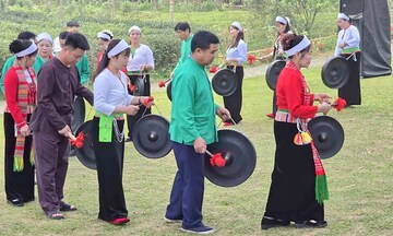 Vui hội 'Ví đu' của người Mường giữa lòng Thủ đô