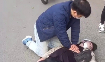 Khen thưởng bác sĩ ép tim cứu người bị tai nạn giữa phố