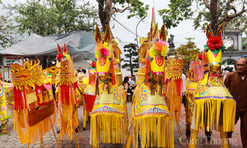 Bỏ đốt vàng mã: Vì sao nơi làm được, nơi vẫn còn ‘rực lửa’? Bài 2: Ngựa giấy bủa vây lối đền, nơi hóa vàng đỏ lửa