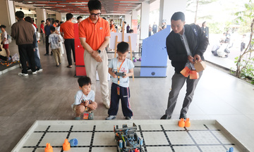 Học sinh Đà Nẵng trải nghiệm điều khiển robot tại Open Day 2026