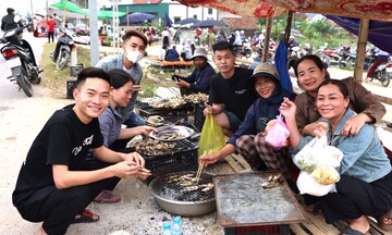 Cá trích nướng 'đắt khách', người dân Hải Châu thu tiền triệu mỗi ngày 