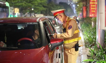 Cảnh sát giao thông kiểm tra hai chuyên đề, xử lý gần 2.300 'ma men'