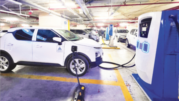 Dịch chuyển từ xe xăng sang xe điện: Xu hướng đang lan rộng