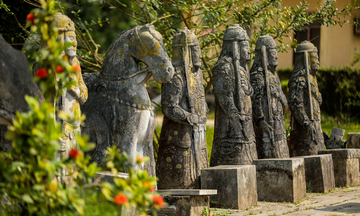 Bên trong lăng mộ đá cổ gần 300 năm phủ đầy rêu phong ở xứ Thanh