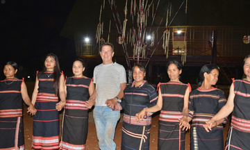 Khách Tây 'phải lòng' du lịch cộng đồng ở Gia Lai