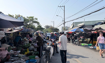TP. Hồ Chí Minh: Tiểu thương nỗ lực ổn định giá, chia sẻ với khách hàng