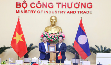 Quyền Bộ trưởng Lê Mạnh Hùng làm việc với Bộ trưởng Bộ Công Thương Lào