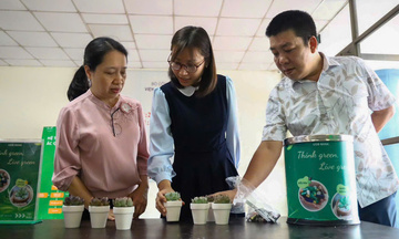 Đổi pin cũ lấy cây xanh: Lan tỏa lối sống xanh trong ngành Công Thương