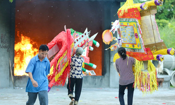 Bỏ đốt vàng mã: Vì sao nơi làm được, nơi vẫn còn ‘rực lửa’? Bài 4: Lạm dụng, đi ngược lại giá trị tiết kiệm, nhân văn