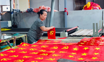 Sắc đỏ phủ kín làng nghề may cờ truyền thống Từ Vân