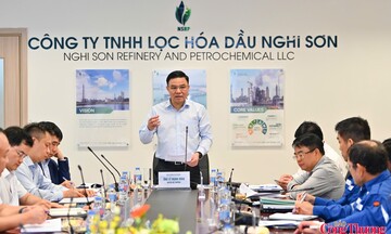 Quyền Bộ trưởng Lê Mạnh Hùng làm việc với Nhà máy Lọc hóa dầu Nghi Sơn