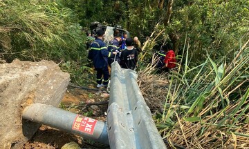 Phú Thọ: Khẩn trương cứu hộ xe khách 29 chỗ lao xuống vực ở Tam Đảo