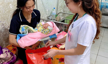 Quảng Ngãi: Tủ đồ miễn phí cho trẻ sơ sinh Tu Mơ Rông