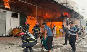 Hà Nội: Điều động 50 cán bộ, 12 xe chuyên dụng chữa cháy xưởng bánh kẹo