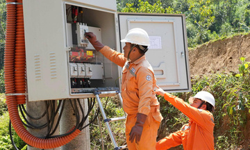 Đóng điện công trình cấp điện cho 123 hộ đồng bào Xơ Đăng ở Tu Thôn