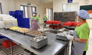 Sau vụ 300 tấn thịt bẩn: Làm gì để kiểm soát an toàn bữa ăn bán trú? 