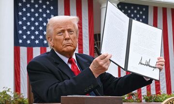 Tổng thống Donald Trump áp thuế 100% với một số dược phẩm nhập khẩu