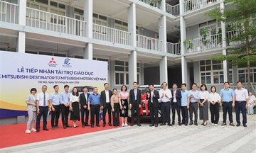 Mitsubishi Motors Việt Nam trao tặng ô tô cho Trường Đại học Điện lực