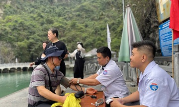 Quảng Ninh: Triển khai tổ y tế thường trực 24/24 giờ trên vịnh Hạ Long