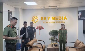Lừa bán điện thoại giá cao, ổ nhóm đa cấp Sky Media bị bắt