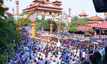 Hàng vạn người đổ về chiêm bái Lễ vía Đức Bồ Tát Quán Thế Âm Đà Nẵng