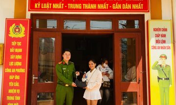 Công an phường Sa Pa hỗ trợ du khách nước ngoài tìm lại tài sản 