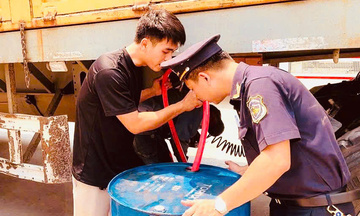 Hải quan cửa khẩu Lao Bảo tăng cường chống buôn lậu xăng dầu