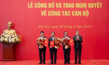 Chủ tịch Quốc hội trao Nghị quyết phê chuẩn Trưởng đoàn đại biểu Quốc hội