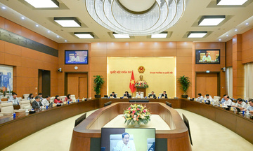 Thống nhất trình Quốc hội xem xét, quyết định giảm thuế với xăng dầu