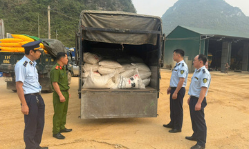 Cao Bằng phát hiện, thu giữ hơn 4 tấn phân đạm nhập lậu