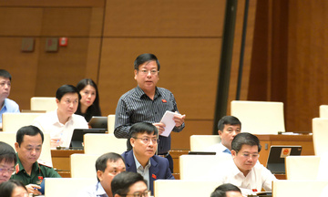 Chủ tịch xã đi họp cả tháng, ai giải quyết giấy khai tử cho dân?