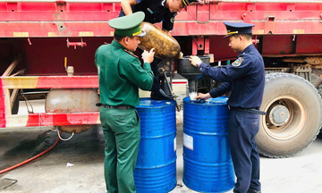 Phát hiện 400 lít dầu diesel giấu tinh vi dưới gầm xe đầu kéo