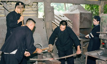 Nỗ lực gìn giữ thương hiệu làng nghề Dao Phúc Sen