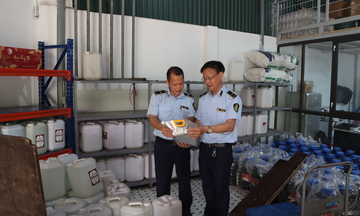 Phát hiện gần 9.000 lít rượu có dấu hiệu vi phạm tại Hà Nội