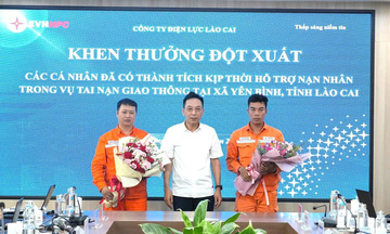 Khen thưởng 2 nhân viên điện lực cứu người bị tai nạn giao thông