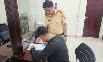 Để người đu bám ở cửa xe khi phương tiện đang chạy, tài xế bị xử phạt