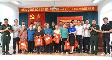 Báo Công Thương trao 80 suất quà tới gia đình chính sách tỉnh Phú Thọ
