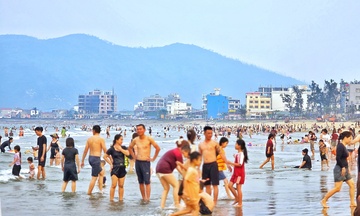 Hà Tĩnh: Nắng nóng gay gắt, người dân đổ về bãi biển giải nhiệt