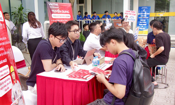 Hàng chục doanh nghiệp 'săn' kỹ sư tại Trường Đại học Điện lực