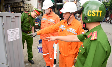 EVNHANOI xử lý quảng cáo rao vặt trái phép trên tủ điện tại Hà Nội