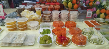 Thị trường Tết Hàn thực sôi động, bánh truyền thống vẫn chiếm ưu thế