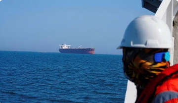 Iran nổ súng vào tàu dầu, yêu cầu phải xin phép khi qua eo biển Hormuz