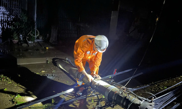 Lào Cai: Nhân viên điện lực xuyên đêm khắc phục sự cố điện